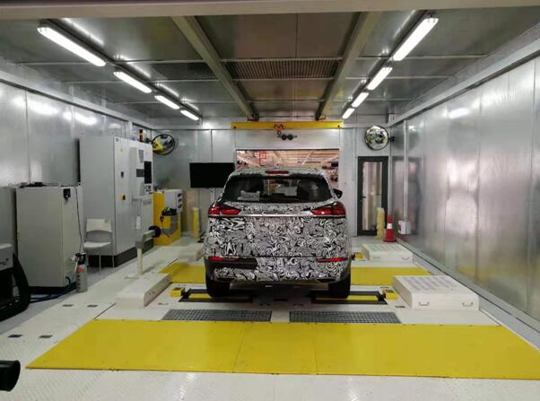 駅の天井からぶら下がっているAI 生成コンテンツは誤りを含む可能性があります。